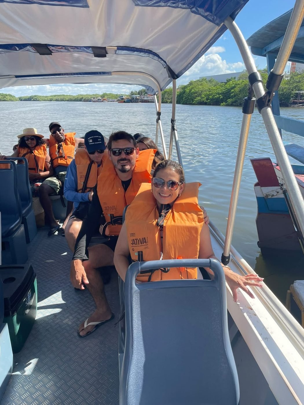 Grupo em lancha durante o passeio pelo Rio Preguiças até Caburé