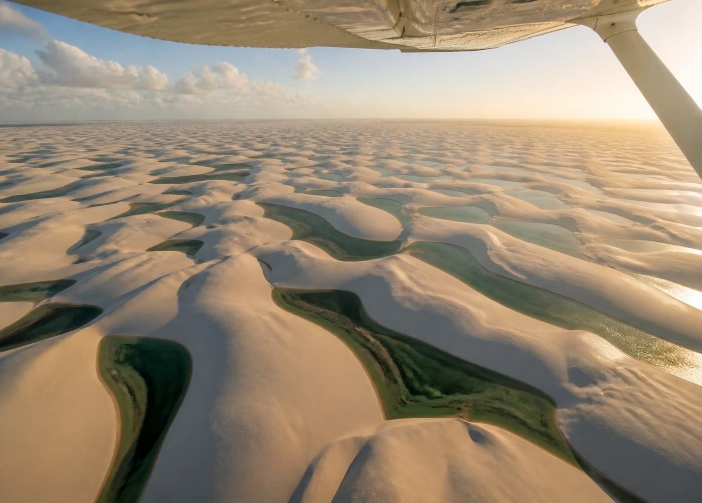 Vista aérea das dunas e lagoas dos Lençóis Maranhenses